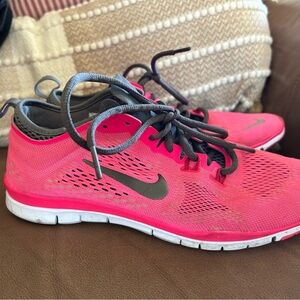 Nike hot pink light weight size 9 like new worn